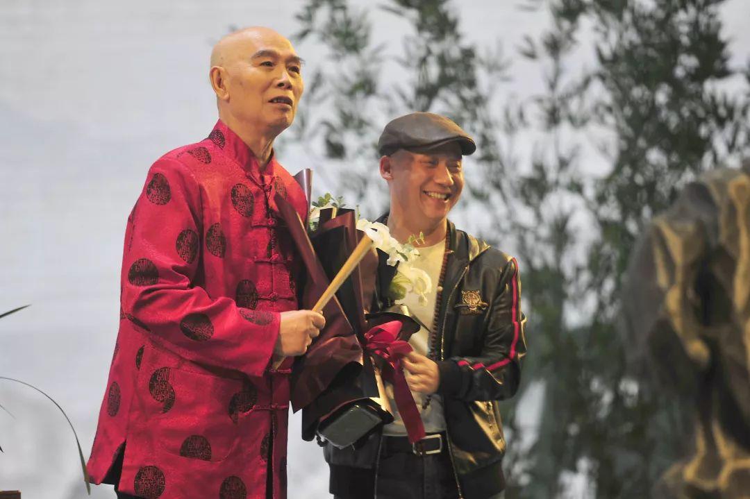 李伯清最新評(píng)書，鄰里溫情與友情的紐帶